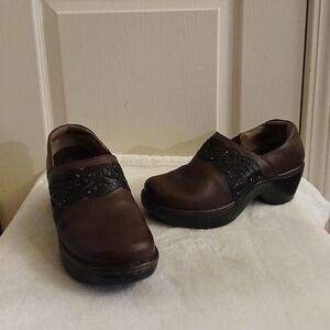 ARIAT Brown Tambour Leather Slip On Chunky Clogs Laser Cut Studded Band 9.5